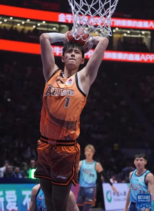 开云体育在线登录-篮球明星拼尽全力争夺国际赛事冠军
